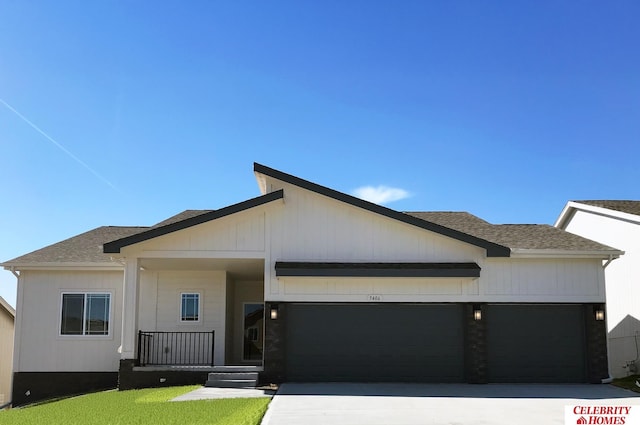 craftsman inspired home featuring a front lawn and a garage