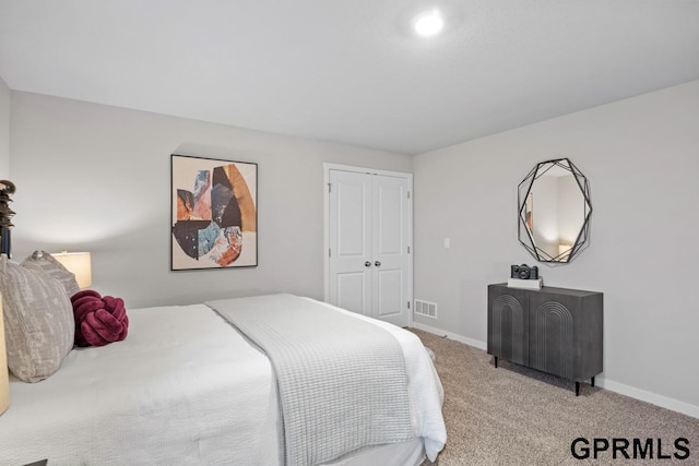 bedroom featuring carpet floors and a closet