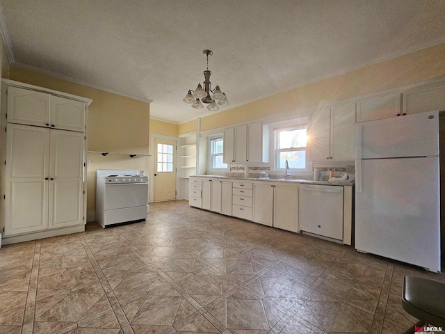 kitchen featuring decorative light fixtures, light tile flooring, a notable chandelier, crown molding, and white appliances