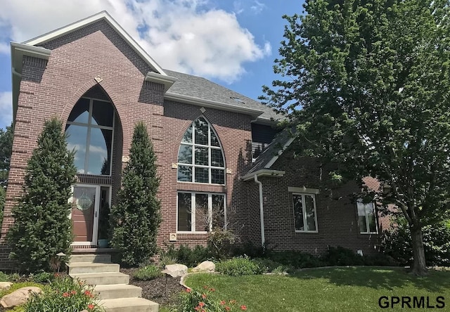 view of front of home featuring a front lawn