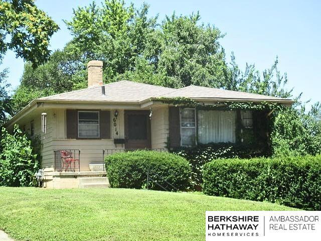 view of front facade featuring a front lawn