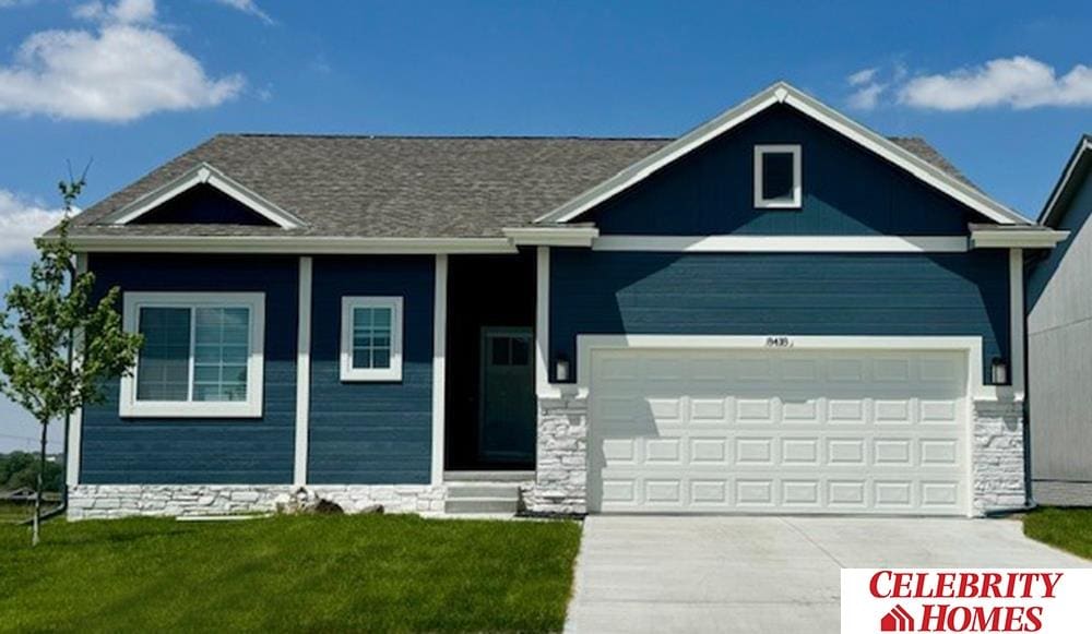 view of front facade featuring a garage and a front yard