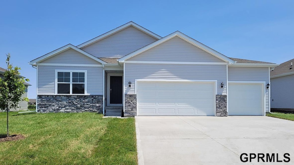 view of front facade with a garage and a front yard