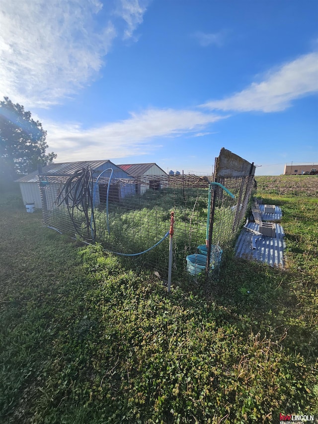 view of yard with an outdoor structure