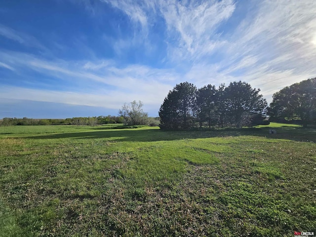 view of yard featuring a rural view