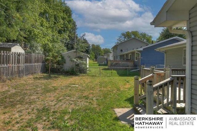 view of yard featuring a storage shed