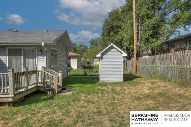 view of yard featuring a shed