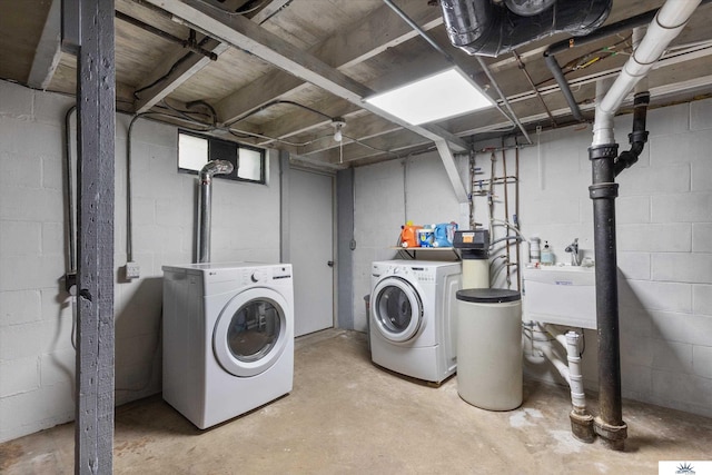 washroom featuring washer and clothes dryer