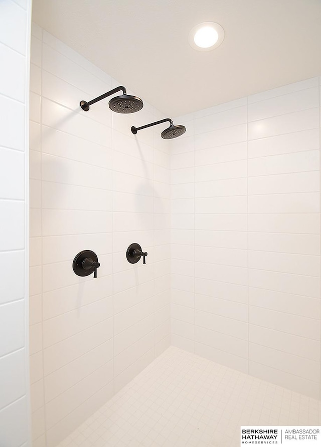 bathroom featuring tiled shower