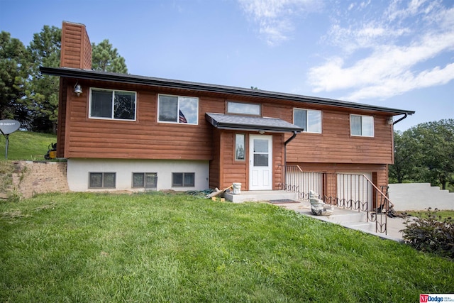 split foyer home featuring a patio and a front yard