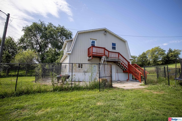 rear view of house featuring a yard