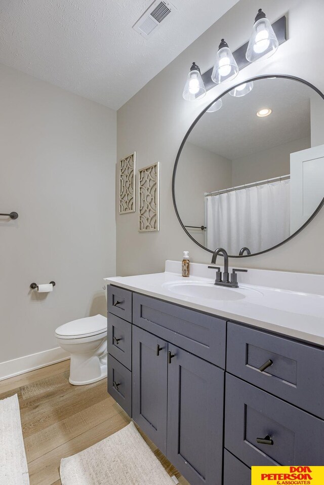 bathroom featuring a tile shower