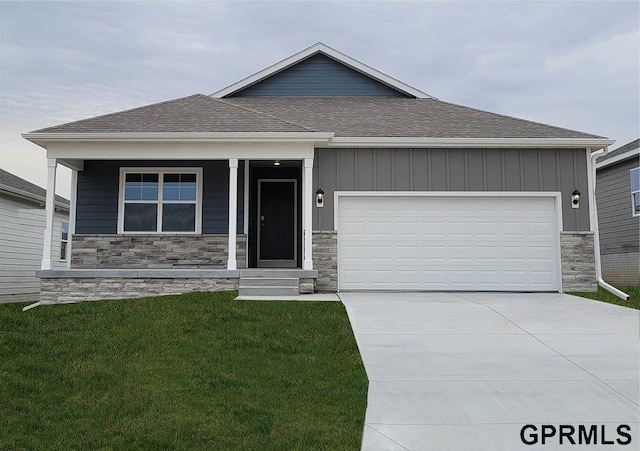 view of front facade featuring a garage and a front lawn