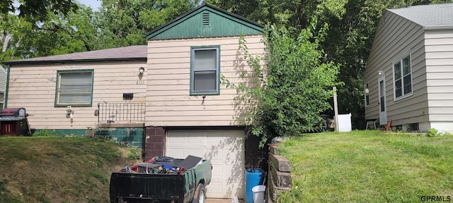 view of front facade with a garage and a front yard