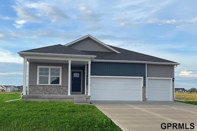 view of front of home featuring a front yard and a garage