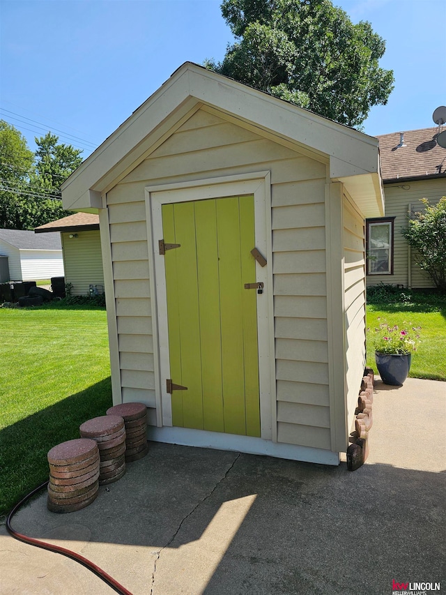 view of outdoor structure featuring a lawn