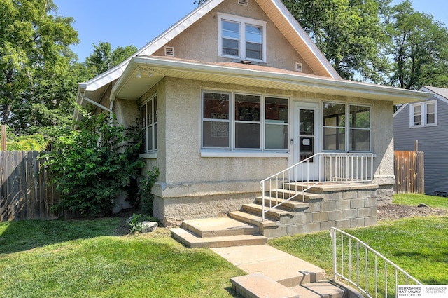 view of front of property featuring a front lawn