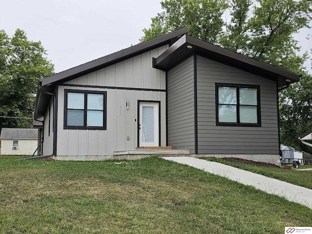 view of front of home featuring a front lawn