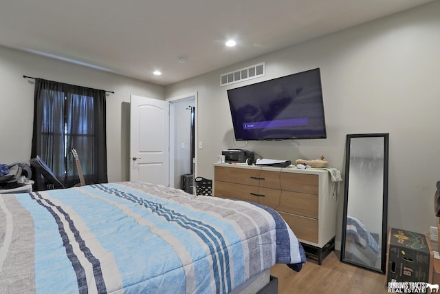 bedroom featuring light wood-type flooring, visible vents, and recessed lighting