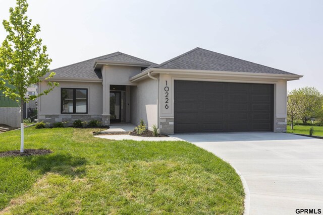 view of front facade featuring a garage and a front lawn