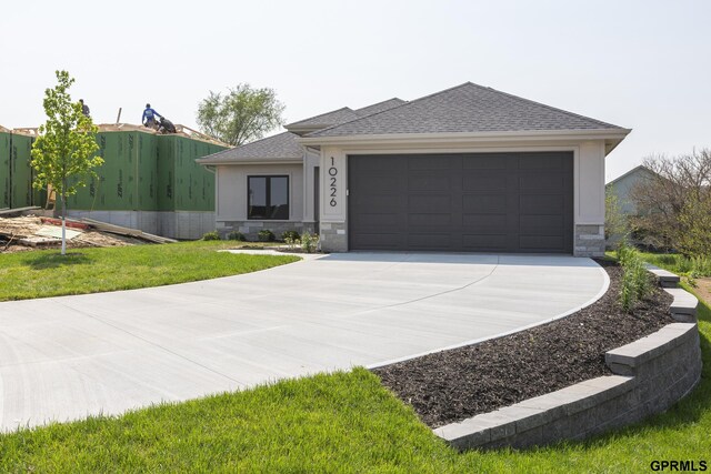 view of front facade featuring a garage and a front yard