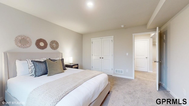 bedroom featuring carpet flooring and a closet