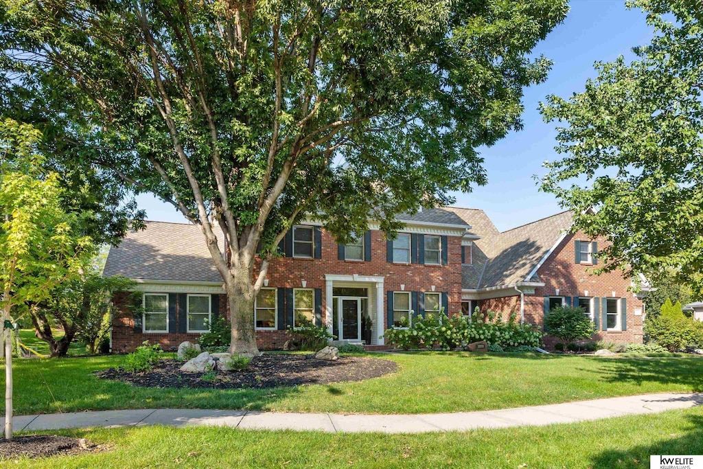 view of front of home featuring a garage and a front yard