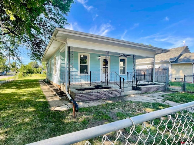 view of front of property featuring a front yard and covered porch