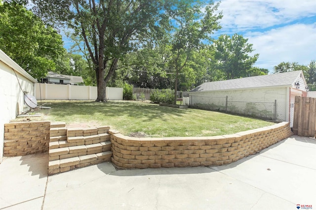 view of yard featuring a patio