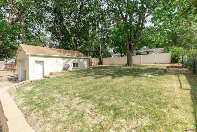 view of yard with an outdoor structure