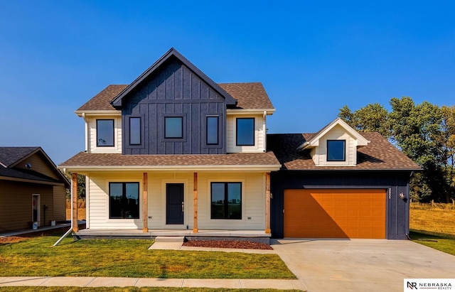 view of front of property featuring a front yard