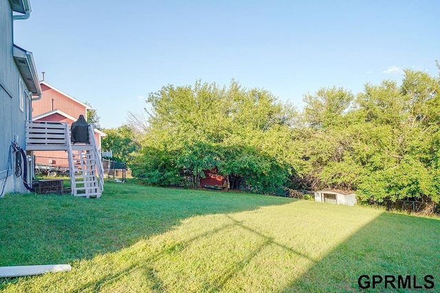 view of yard featuring a shed