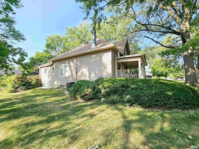 view of side of property featuring a lawn