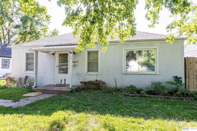 view of front of house featuring a front lawn