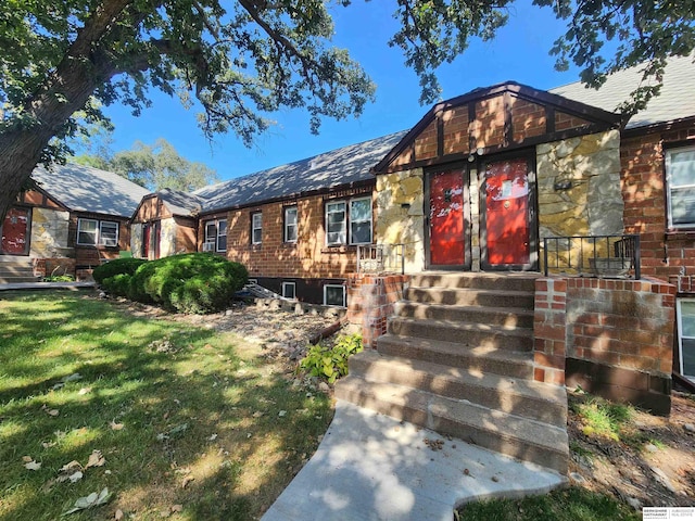 view of front facade featuring a front yard