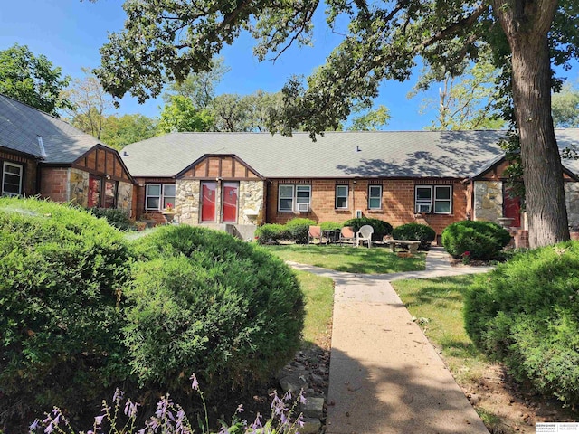 view of front of home featuring a front yard