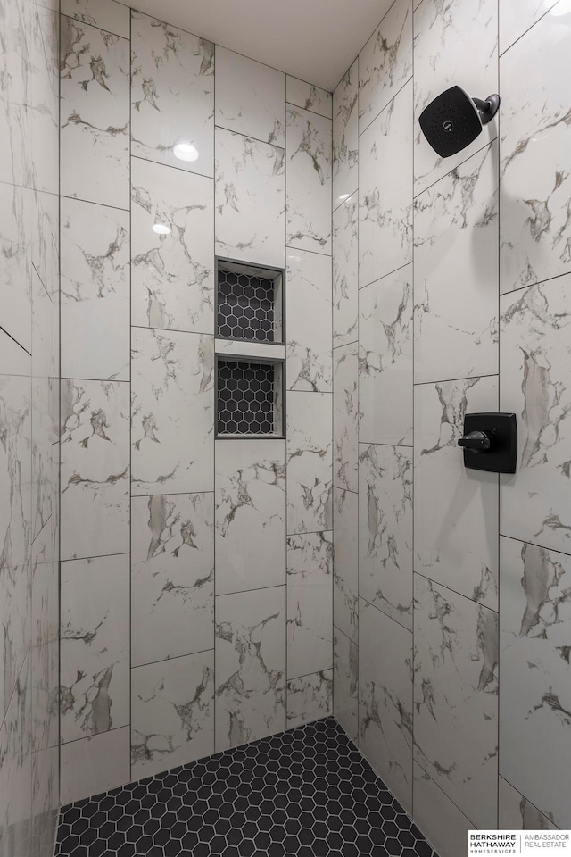 bathroom featuring a tile shower