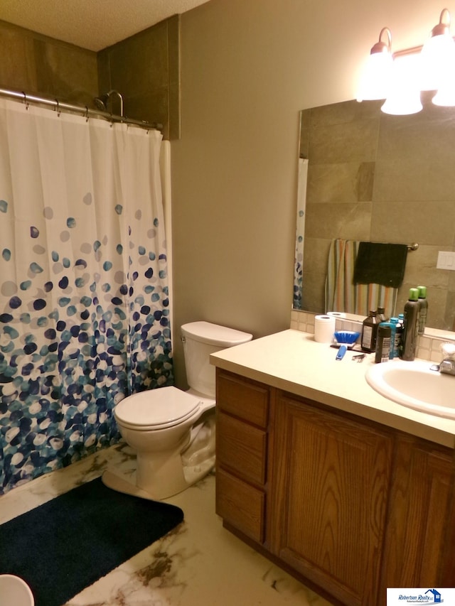 bathroom with a textured ceiling, a shower with shower curtain, backsplash, vanity, and toilet