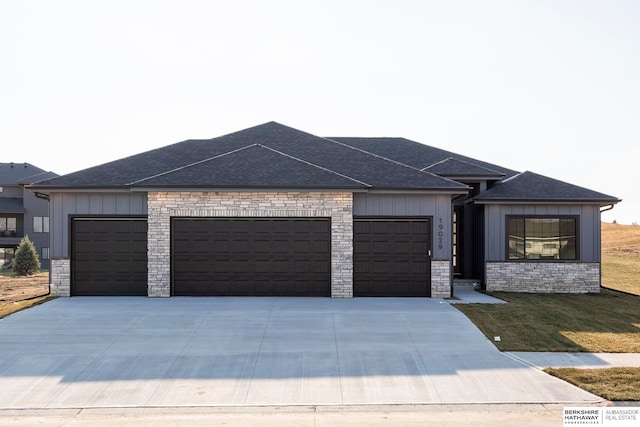 view of front facade featuring a garage