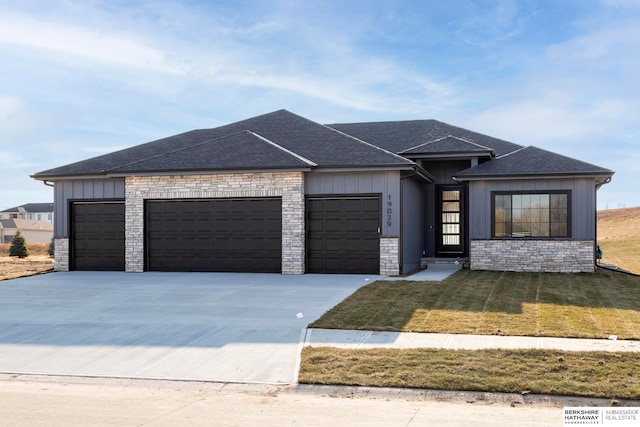 view of front facade with a garage and a front lawn