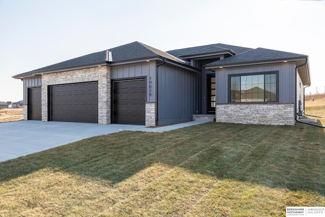 view of front of house featuring a front yard and a garage