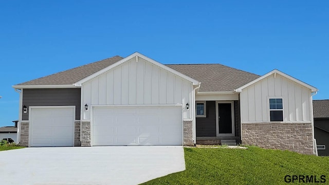 view of front of property featuring a garage and a front lawn