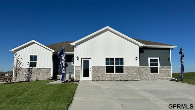 view of front of home featuring a front yard