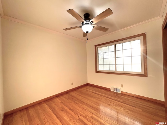 unfurnished room featuring light wood-type flooring, crown molding, and ceiling fan