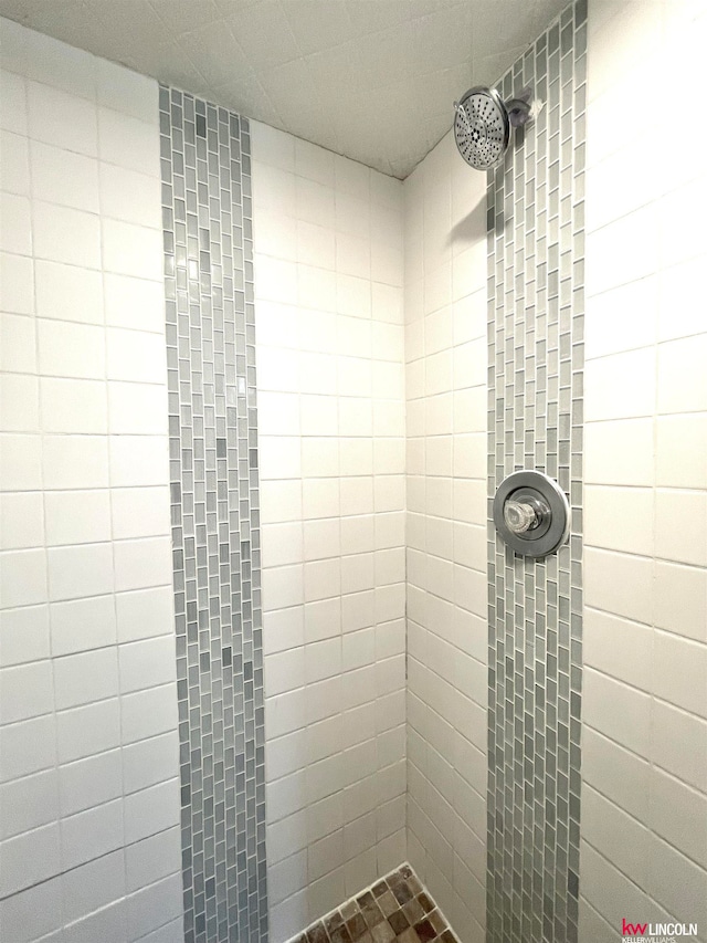 bathroom featuring tiled shower