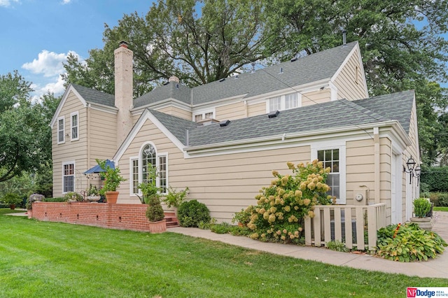 view of front of property with a front yard