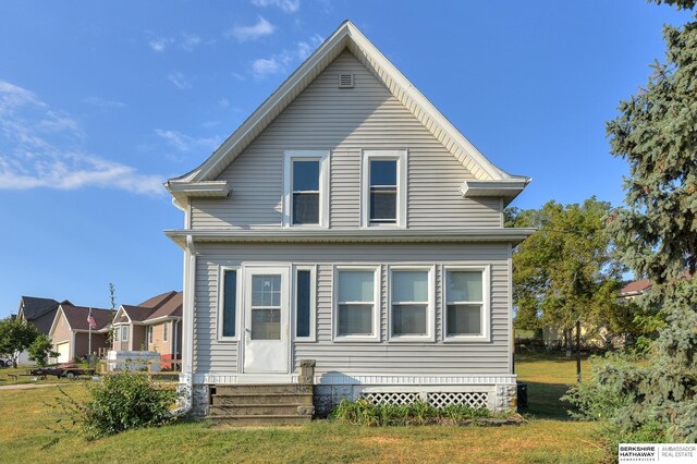 view of front of property featuring a front lawn