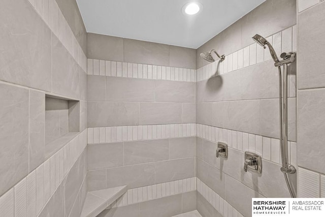 bathroom featuring a tile shower