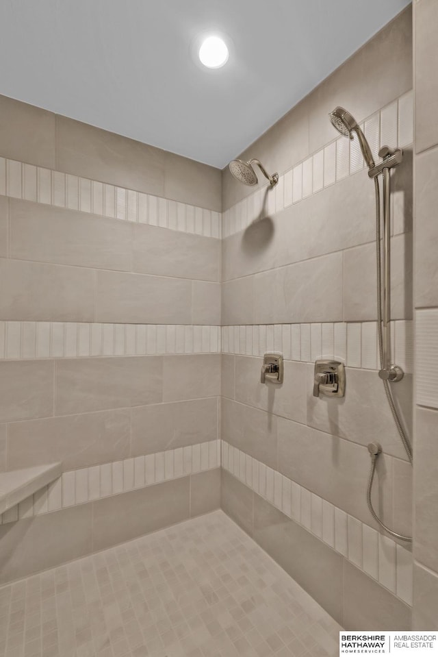 bathroom featuring a tile shower