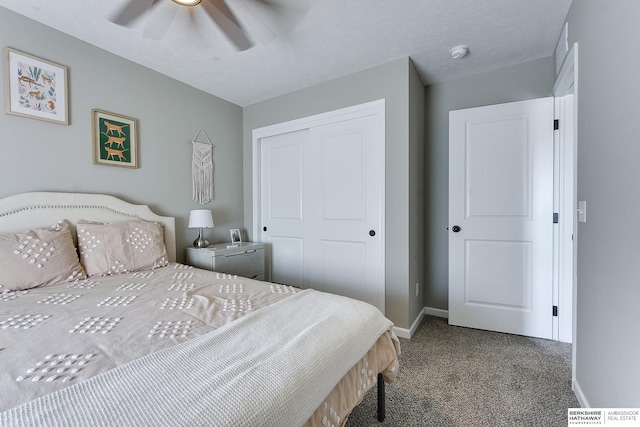 bedroom featuring a closet, ceiling fan, carpet flooring, and a textured ceiling